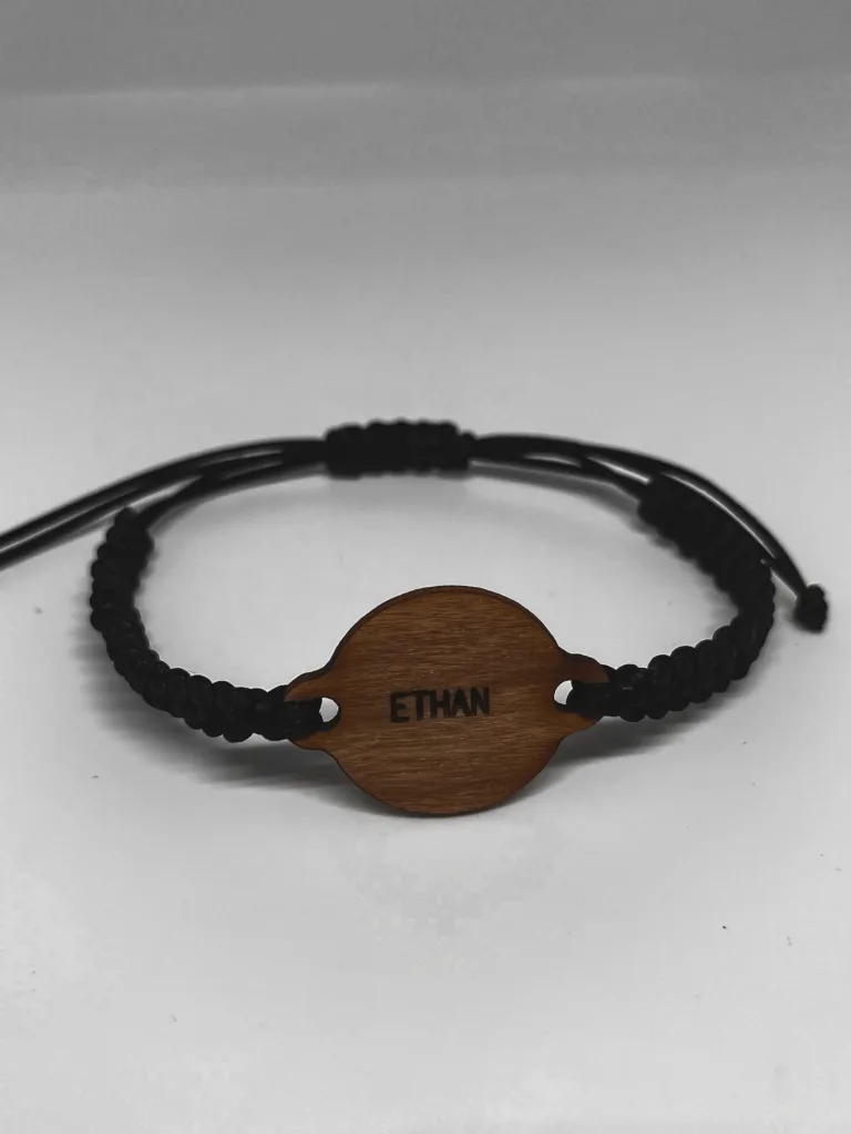 bijou prénom gravé et connecté avec une vidéo encapsulée