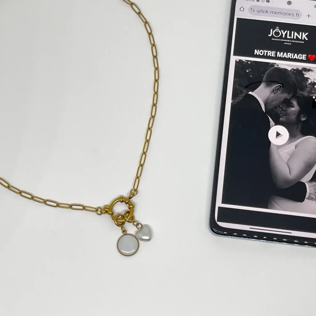 collier charm personnalisé et connecté en maille trombone avec breloque connectée qui conserve une vidéo