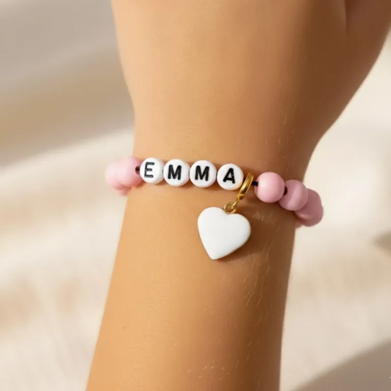 breloque connecté en acier inoxydable sur un bracelet à perles pour enfant
