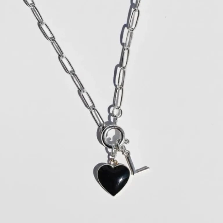 collier connecté en acier inoxydable argenté avec un charm en forme de coeur et résine noire avec une puce NFC et un charm initiale
