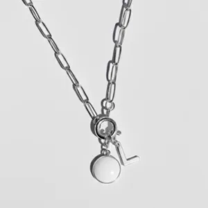 collier connecté en acier inoxydable argenté avec un charm en forme de rond et résine blanc avec une puce NFC et un charm initiale