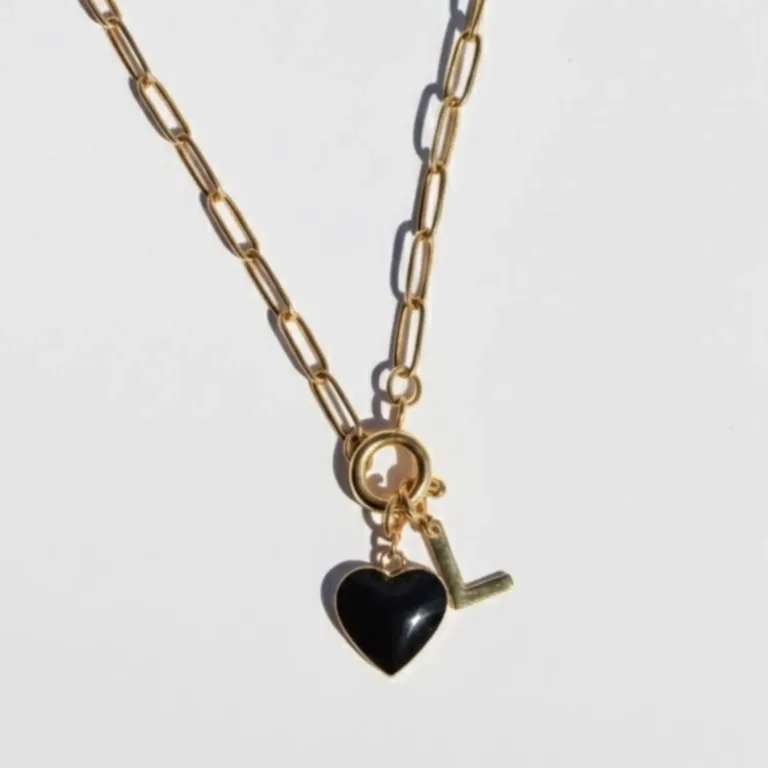 collier connecté en acier inoxydable doré avec un charm en forme de coeur et résine noire avec une puce NFC et un charm initiale