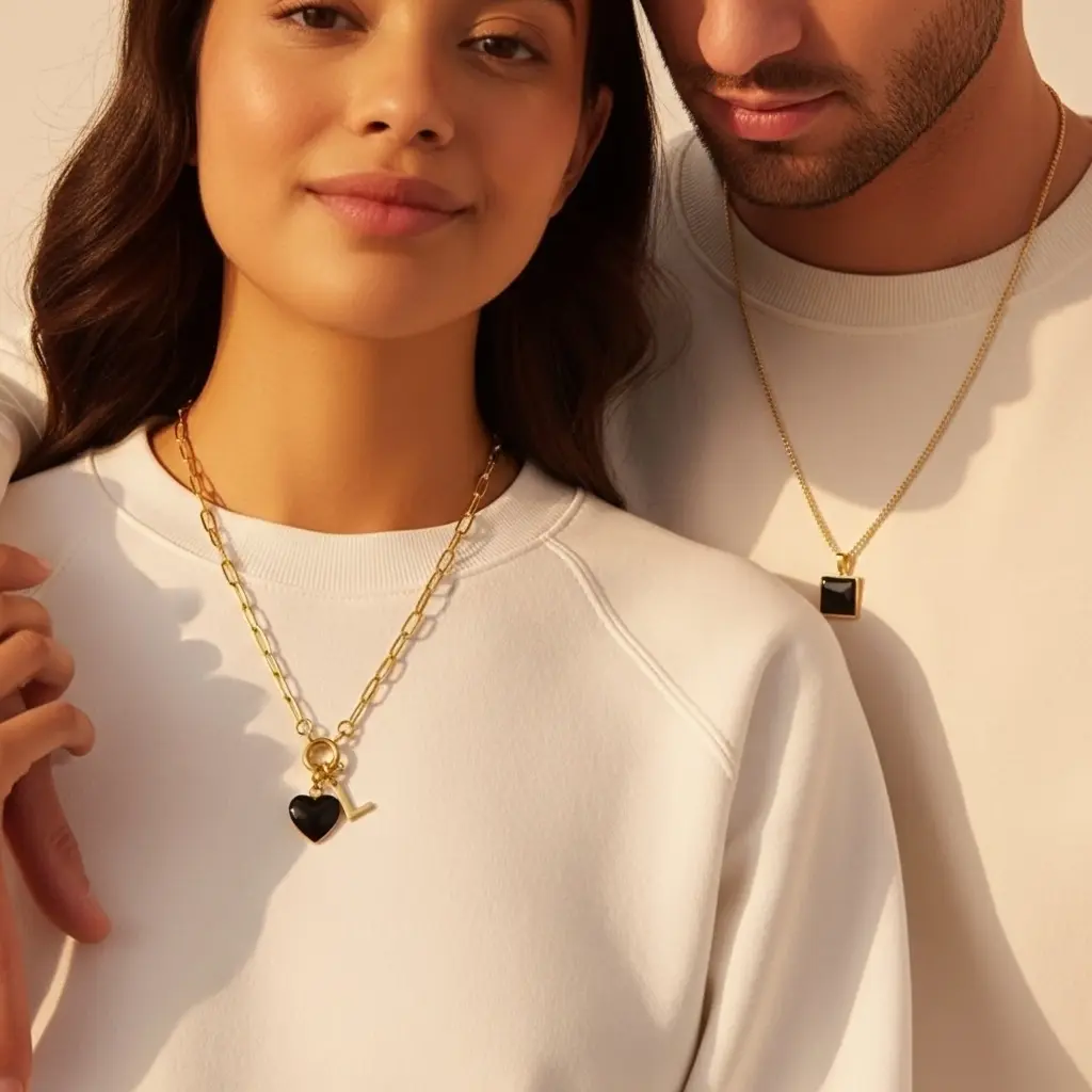 couple qui porte des colliers personnalisés et connectés en acier inoxydable doré et résine noire