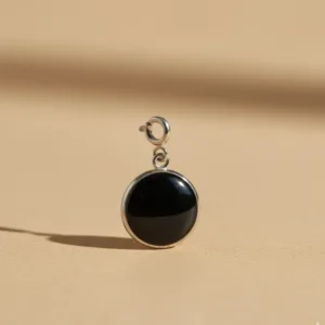 pendentif connecté avec puce NFC en acier inoxydable argenté et résine noire