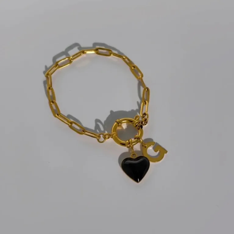 bracelet connecté en acier doré avec charm coeur noir et charm initial