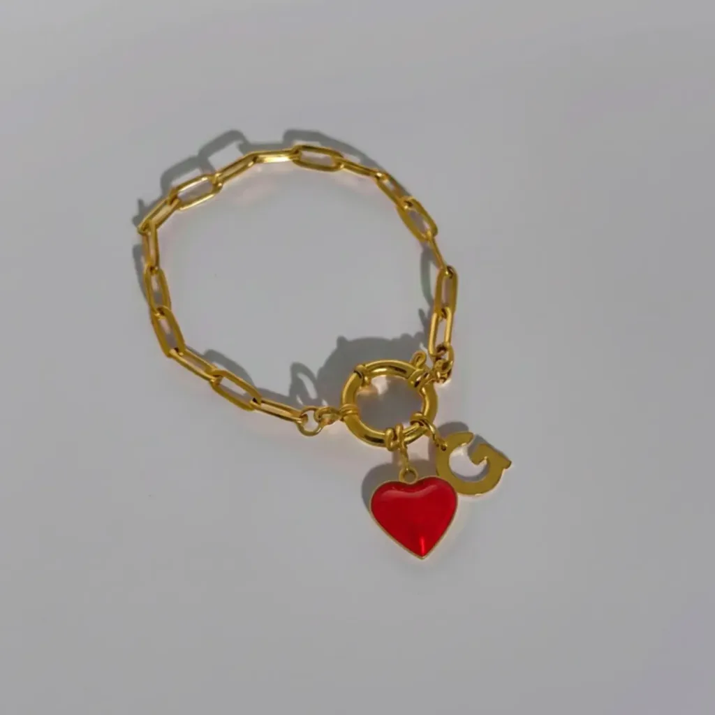 bracelet connecté en acier doré avec charm coeur rouge et charm initial
