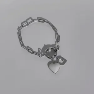 bracelet connecté en acier argenté avec charm coeur blanc et charm initial