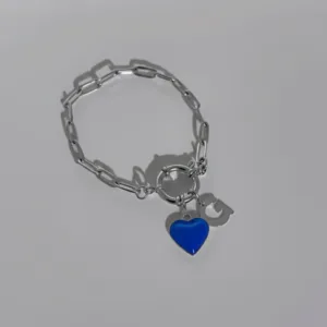 bracelet connecté en acier argenté avec charm coeur bleu et charm initial