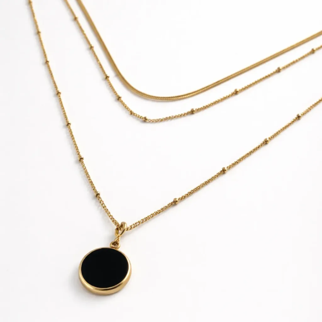 collier multirangs connecté doré et résine noire