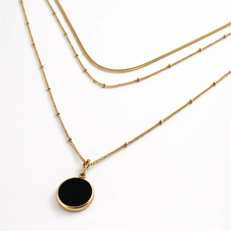 collier multirangs connecté doré et résine noire