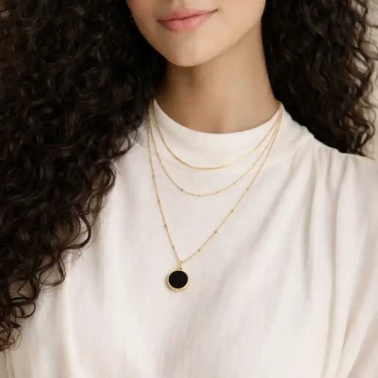 collier multirangs connecté doré et résine noire