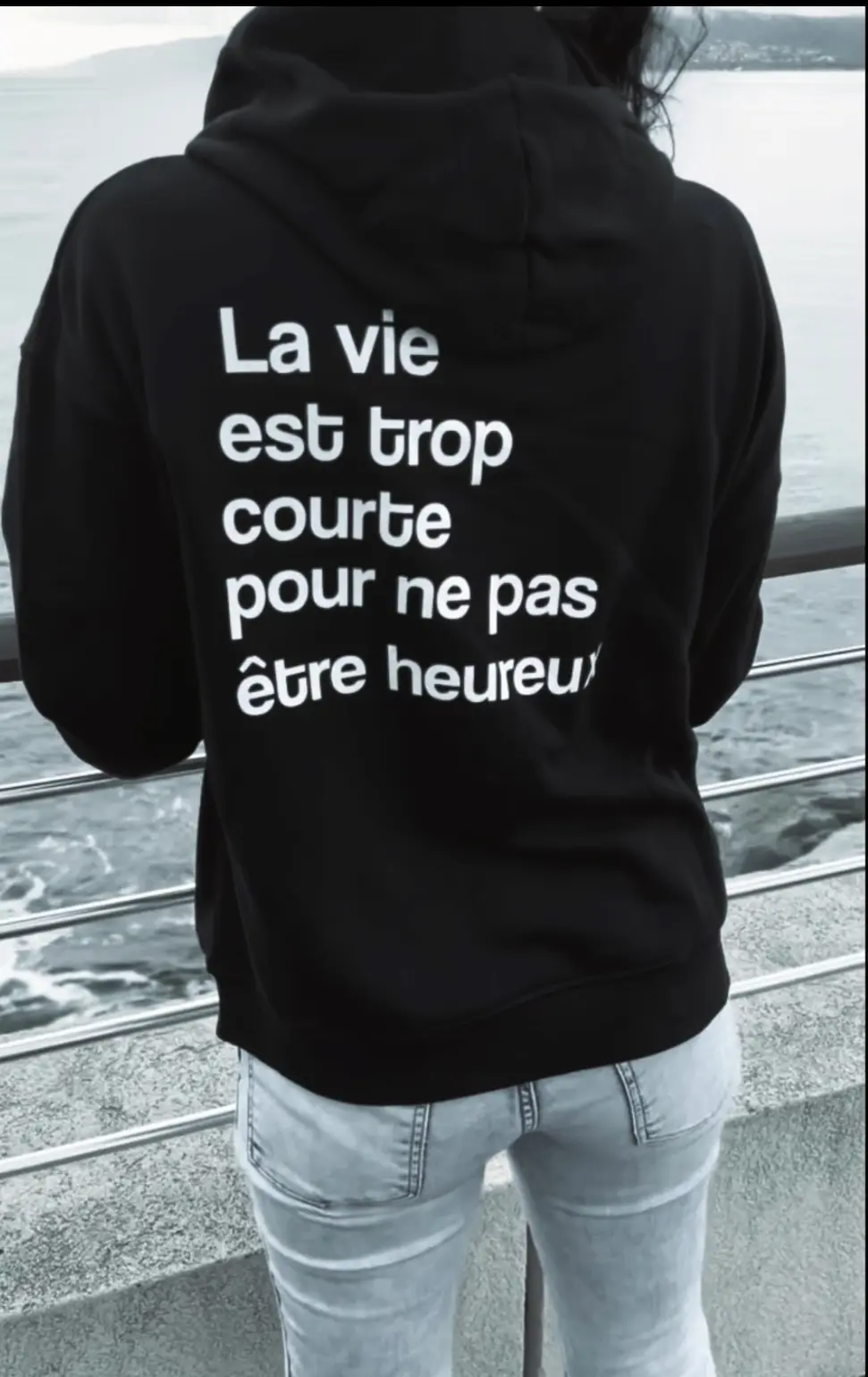 Sarah, fondatrice de Joylink qui porte un sweat connecté à message