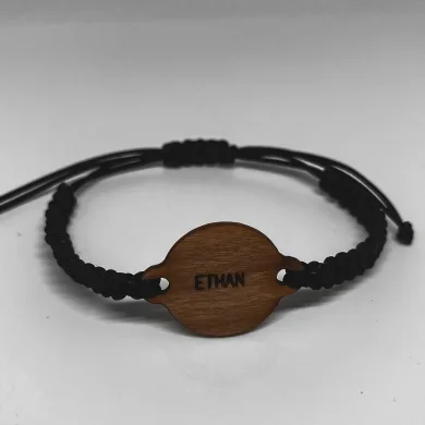 bijou prénom gravé et connecté avec une vidéo encapsulée