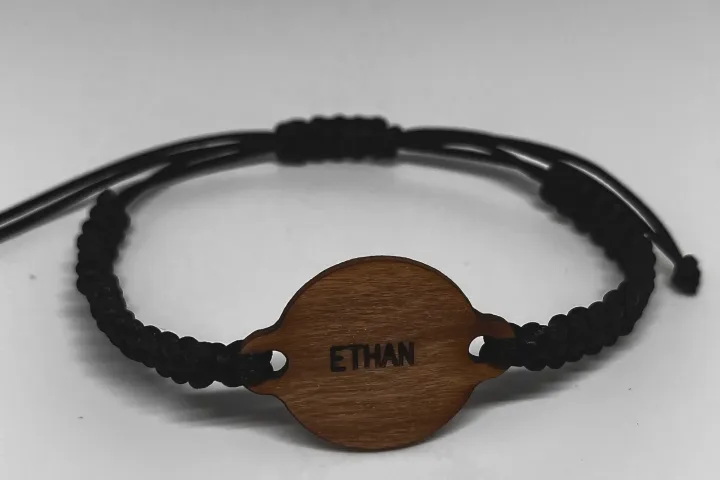 bijou prénom gravé et connecté avec une vidéo encapsulée
