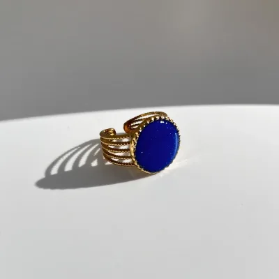 bague souvenir en acier inoxydable doré et résine bleue