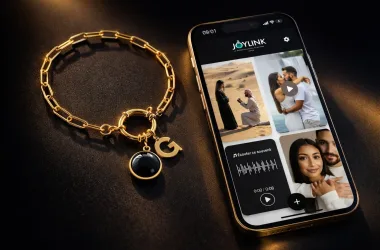 Bijou souvenir connecté Joylink scanné avec un smartphone pour accéder à des souvenirs numériques vs collier ia