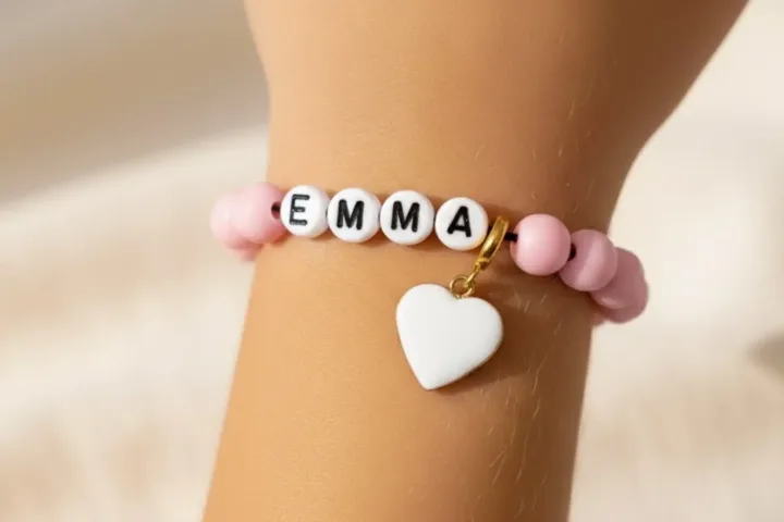 breloque connecté en acier inoxydable sur un bracelet à perles pour enfant