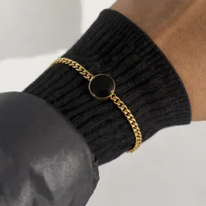 Bracelet personnalisé original femme connecté NFC en acier inoxydable doré porté par une femme