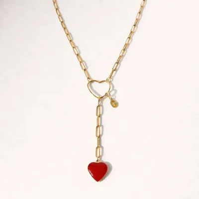 Collier personnalisable modulable en acier inoxydable doré avec un charm amovible rouge en forme de coeur et un charm amovible initial G. Allure sautoir