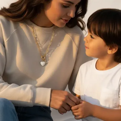 mère de famille qui porte un collier connecté NFC Joylink et qui tient la main de son fils. Le bijou suggère Joylink comme idée cadeau fête des mères