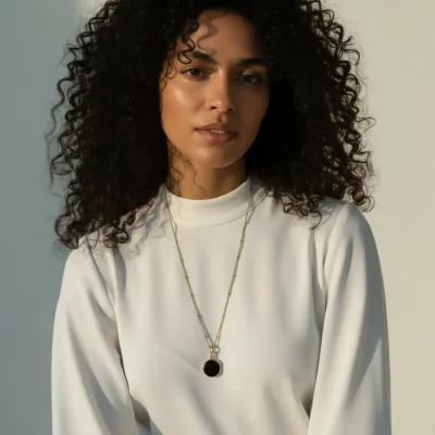 sautoir personnalisé doré et connecté porté par une femme